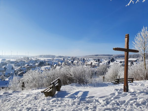 Winter in Altenheerse - Kreuz auf dem Himmelsberg